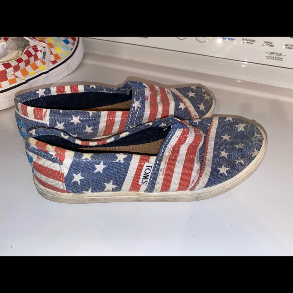Toms youth size 2